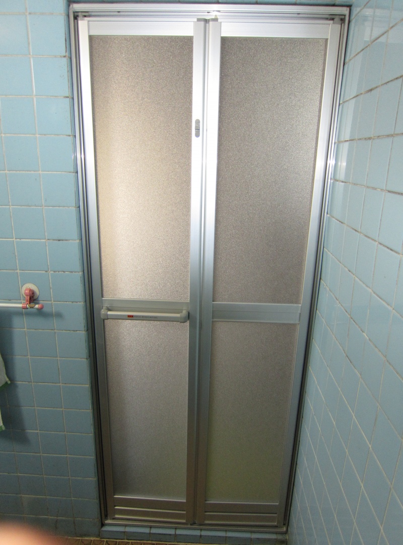 LIXIL　浴室中折れドア　取り付け（カバー工法）