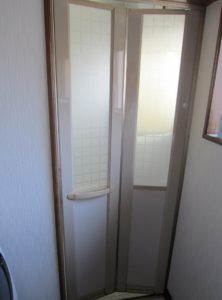 LIXIL　浴室中折れドア取替工事　カバー工法
